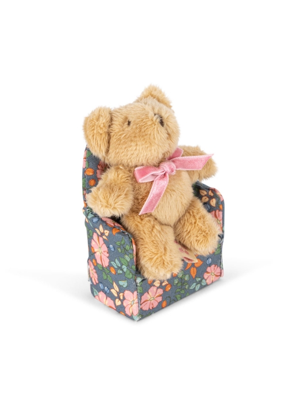 beżowy miś z różową kokardką z fotelem w kwiaty