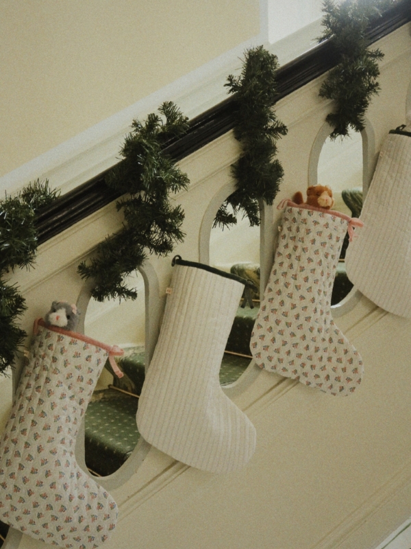 przytulanka szary kotek z kokardkami pluszak maskotka brązowy kotek