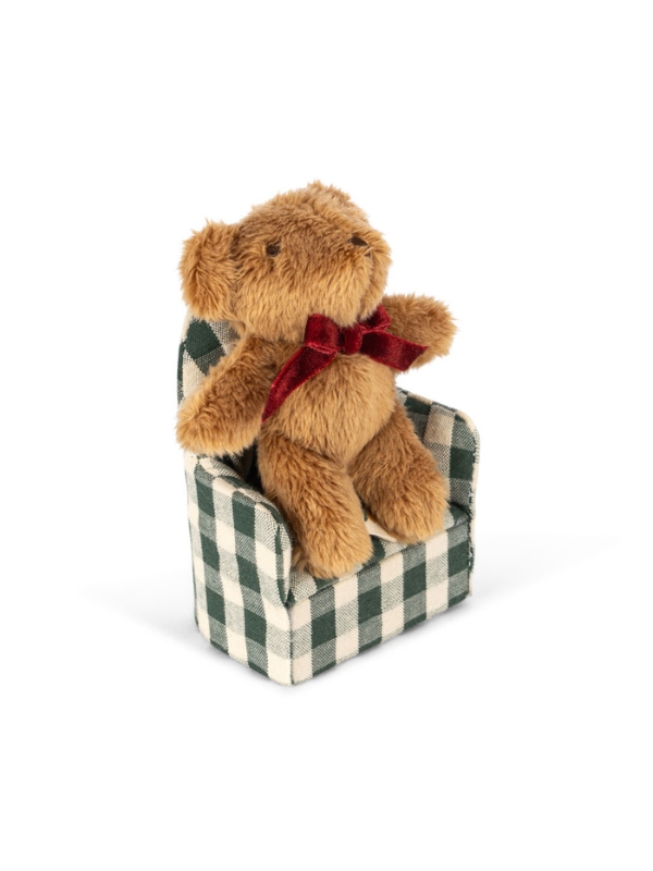 jasnobrązowy miś z czerwoną kokardką z fotelem w kratkę