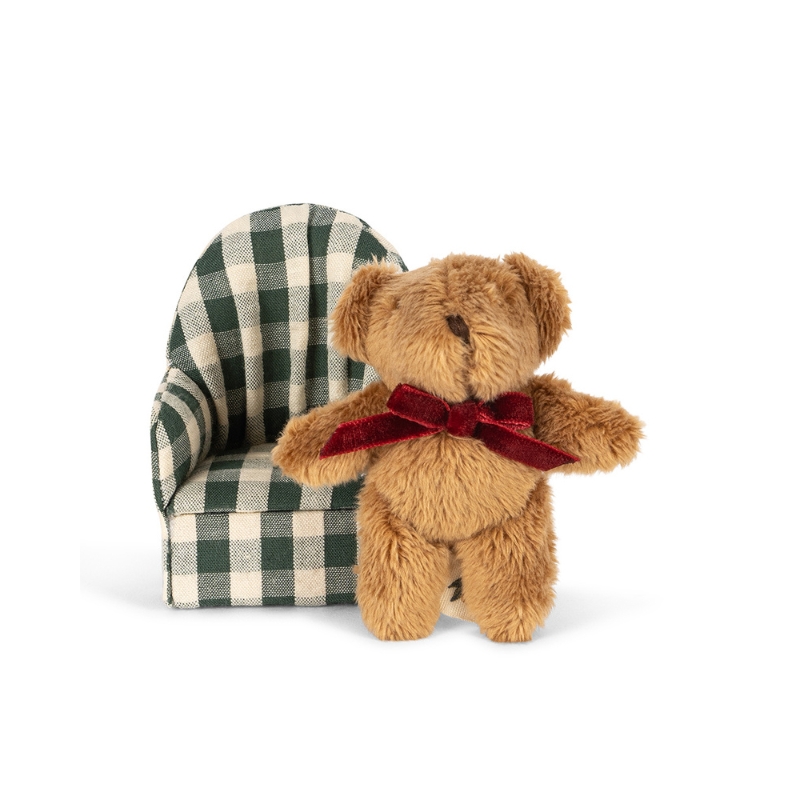 jasnobrązowy miś z czerwoną kokardką z fotelem w kratkę