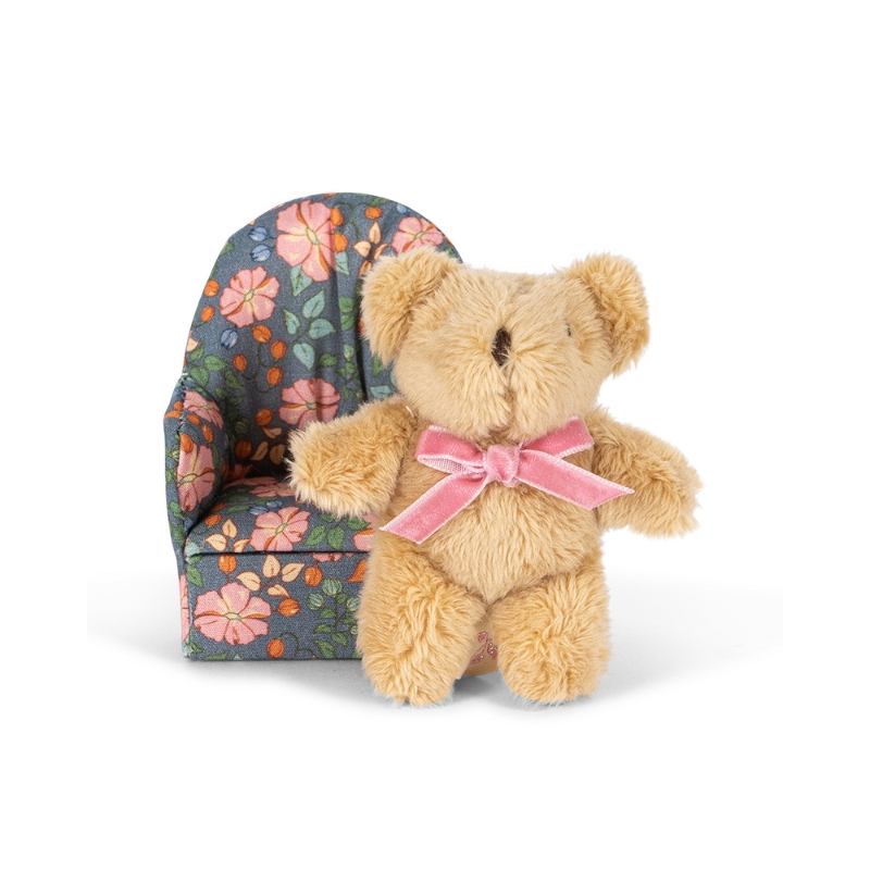 beżowy miś z różową kokardką z fotelem w kwiaty